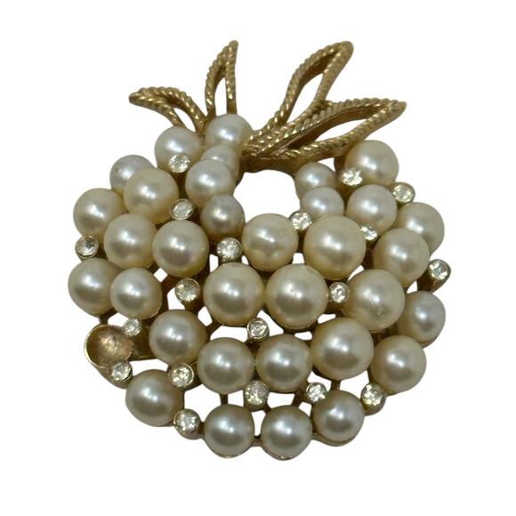 Trifari Vintage Wreath Pearls Gold tone Rhinestones Brooch - Picture 1 of 12